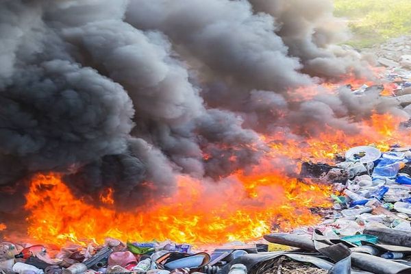 Apakah Membakar Sampah Plastik Berbahaya?